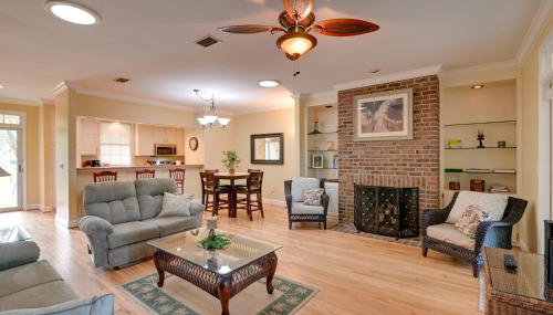 Cottage with Deck and Pool Access about 6 Mi to Beach - Foto 5