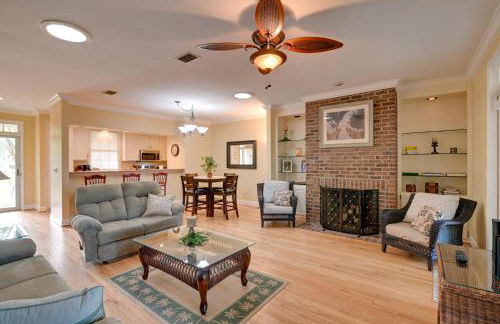 Cottage with Deck and Pool Access about 6 Mi to Beach - Foto 5