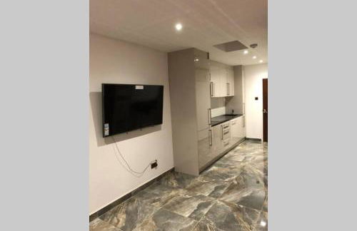 Bright, stylish Studio flat with Sky Sports - Photo 8