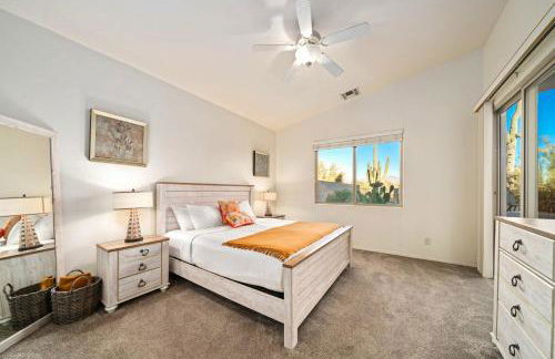 Remodeled modern beauty backs to open desert with mountain views & home theatre - Foto 9