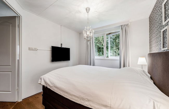 Fantastic Chalet Near Open Waterways, hot tub - Photo 9