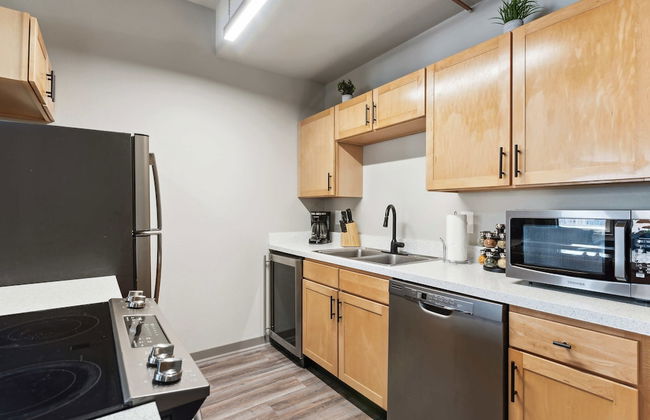 Spacious 2BR Downtown Retreat - Photo 27