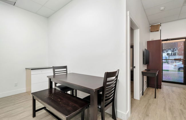 Charming 1BR Lakeside - Photo 8