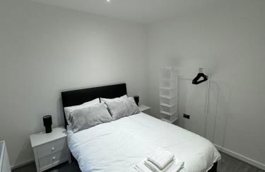 Luxury 2 Bed Apartment, Sleeps 6 with Sofa bed, Close to Sale Town & Tram Station - Photo 12