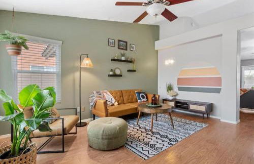 Sunkissed Private Pool 3BR Oasis w Outdoor Lounge - Foto 2