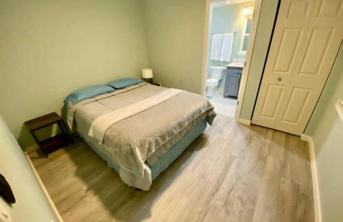 Serene renovated oasis near downtown area - Photo 8