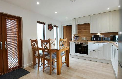 Meadow View Apartments are 2 and 3 bedroomed with private parking - Foto 6