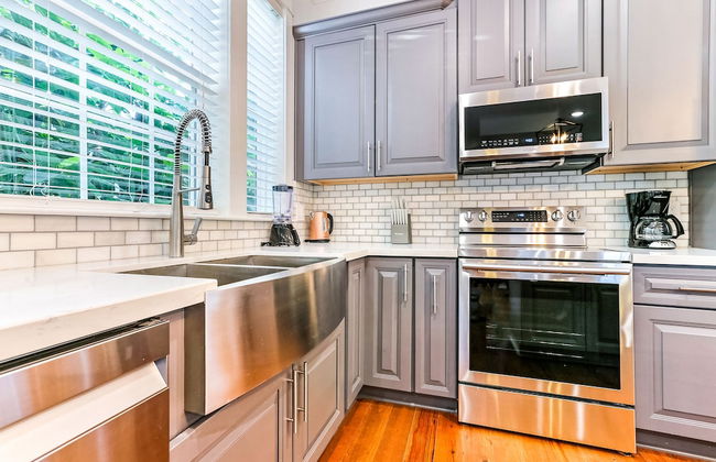 Spacious 5BR Urban Retreat with Balcony & Pool - Foto 45