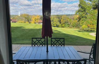 Newly Updated Modern, Spacious, and Cozy Condo- Right on the Lake! - Foto 42