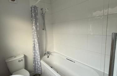 Cosy Lincoln Home Sleeps 6 with Parking - Foto 14