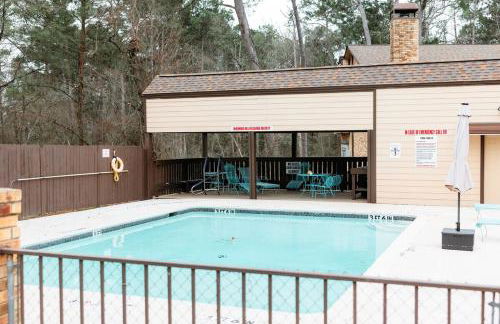 Rest Easy Retreat - 2BR Near SHSU - Pool - WiFi - Free Parking - Foto 22