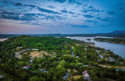 TN Whiskey Cabin- Lake and Mtn Views- Covered Deck- Game Room- Pool Table- Pets - Foto 6