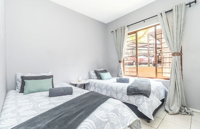 Exquisite 2 Bedroom Garden Townhouse in the Heart of Fourways - Photo 5