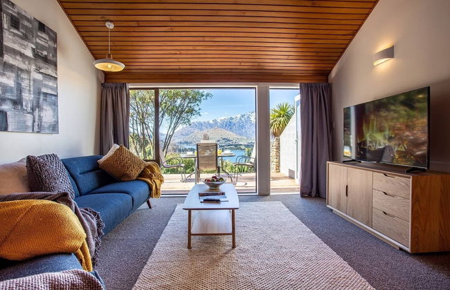 Amazing Lake View Spacious Townhouse with Parking - Photo 14