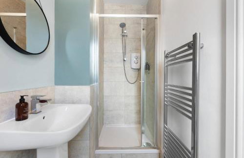 4-Bedroom Stunning Luxe, Spacious & Stylish Design House Bolton, Sleeps 11, with Parking Central Bolton, Links to Manchester, Pet-Friendly, Best For Groups! WORK CONTRACTORS SPECIAL OFFER! - by Blue Puffin Stays - Foto 33