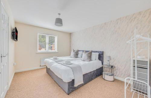 Beautiful Detached House with Driveway Parking, Study Room, Spacious Garden, Smart TVs and Fast Wifi by Yoko Property - Photo 9