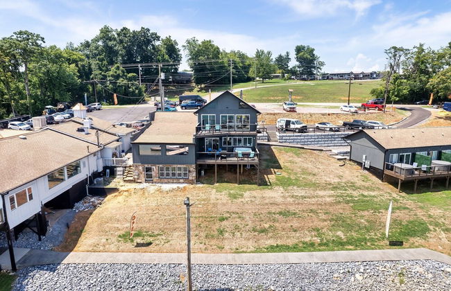 Luxury Lakehouse - Photo 58