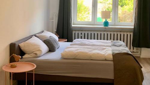 Erdgeschoss-Wohnung mit 2 Schlafzimmern, Balkon und Parkplatz - Foto 3