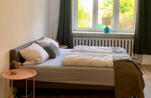 Erdgeschoss-Wohnung mit 2 Schlafzimmern, Balkon und Parkplatz - Foto 3