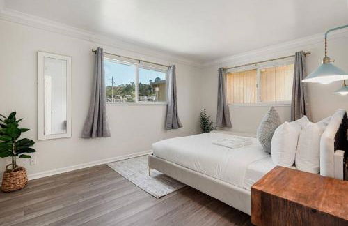 Charming 2BR Coastal Getaway in Pacifica - Photo 22