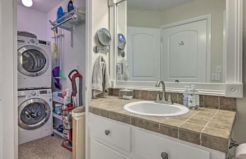 Modern Townhome with Patio, Next Door to Resort - Foto 16