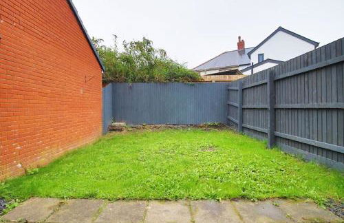 Modern and Cosy 3 Bed House Close to Cardiff City Centre perfect for Family Relocations, Contractors & Groups by Gurkha Stay with Free Parking and Wifi - Foto 39