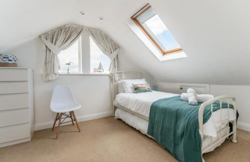 Spacious Seaside Home in Peaceful Coastal Setting - 5 Minutes Walk to the Beach - Foto 12