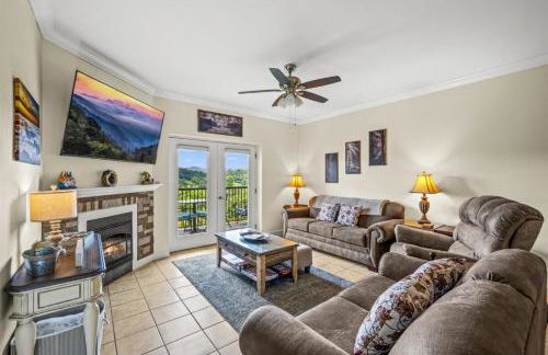 Smoky Mountain View Condo- Hot Tub, Indoor Pool, Walking Path, Playground - Foto 8