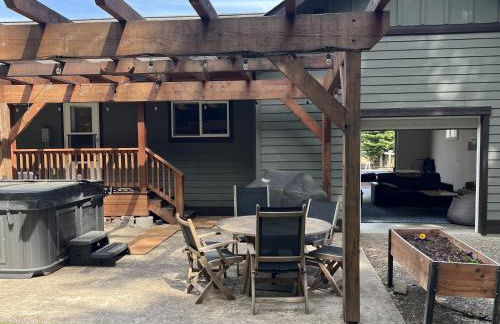 Mountain Retreat with Hot Tub, Game Room and Yard home - Foto 10