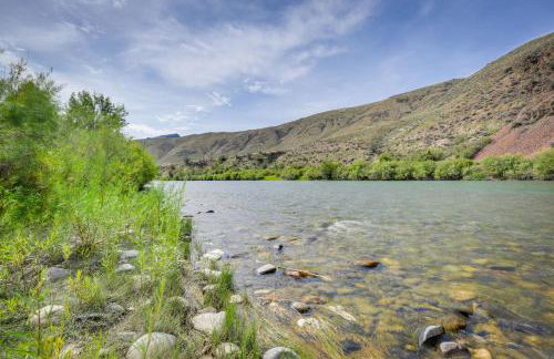 Cozy Salmon Home with Mountain Views and River Access - Foto 3