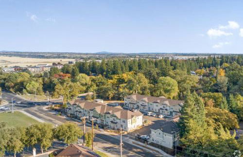 Modern Spacious Pool Apartment PET FRIENDLY - Photo 10