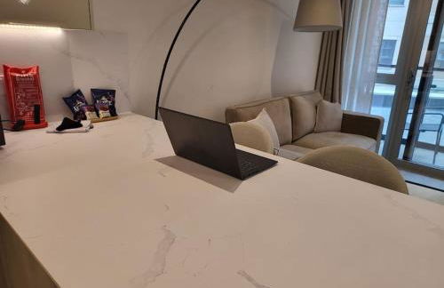 Entire Prestige Apartment in Poole Quay - Free Parking, Fast WiFi, Smart TV & Netflix - Foto 11