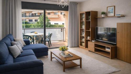 Apartamento Santa Cristina & Bright 2BR with Balcony, Pool & Garden View- Fenals - Photo 3