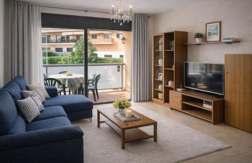 Cozy & Bright 2BR with Balcony, Pool & Garden View- Fenals - Foto 2