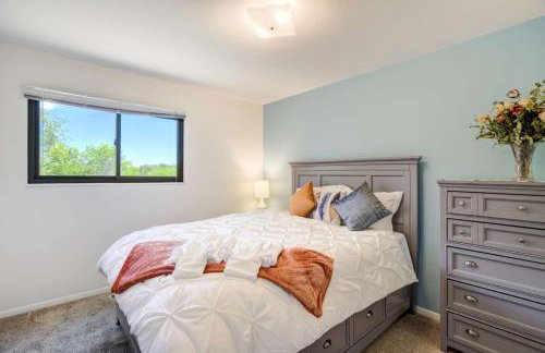 Central 3BR Home Near UCCS & Hospitals | MTR Ready - Foto 1