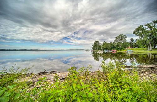 Jamestown Retreat with Hot Tub - Walk to Lake! - Foto 26