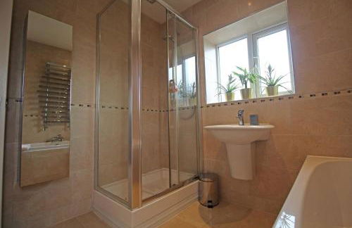 Queens Road - Luxury Spacious Home in Chester - Photo 18