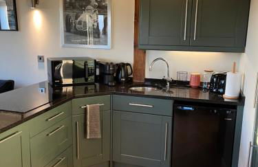 The Acorn Goodwood luxury lodge house 10 minute walk from Goodwood Festival of Speed - Foto 8