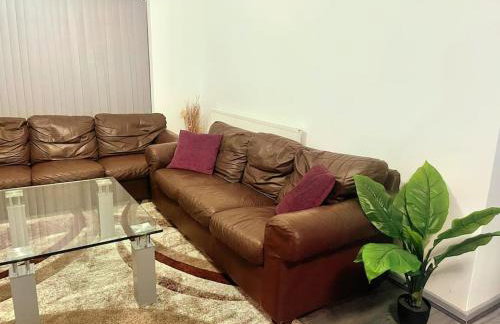 Lovely 3 Bed Ground Floor Apartment Near QE Hospital Harborne Birmingham New - Photo 19