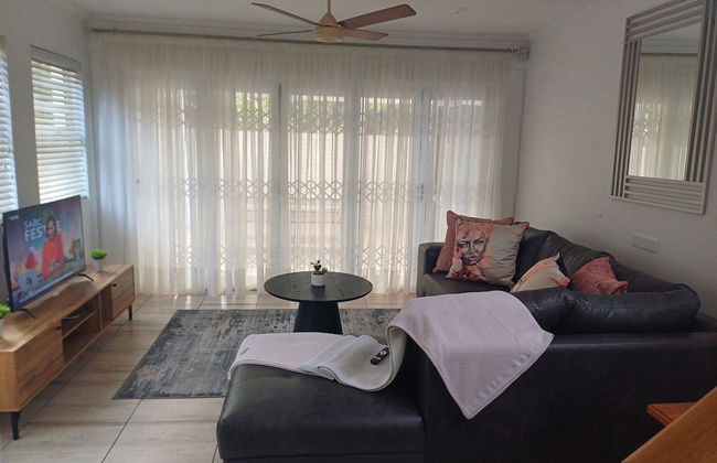 Cosy 2 Bedroom Apartment in a Prominent Area of East London Nahoon - Photo 1