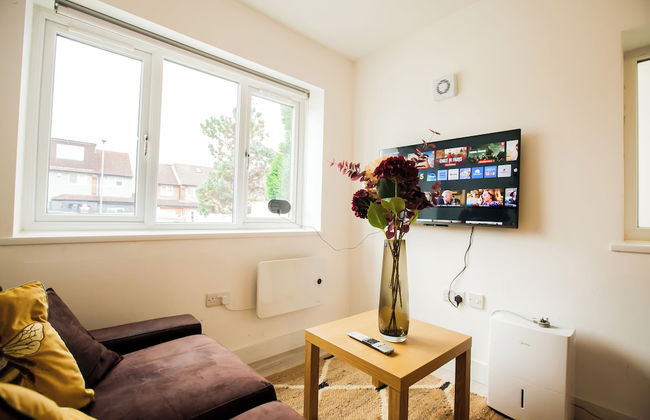 Coombe Hill 2 bedroom House & Parking - Photo 16