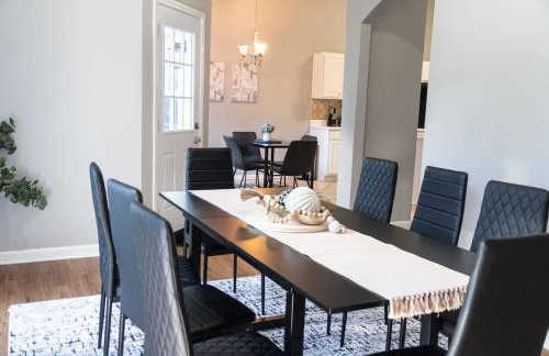 Spacious Vaulted 4BR Family Home Near Mall of GA Sleeps 12 - Foto 11