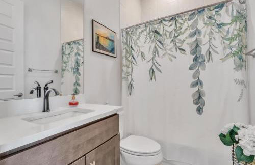 15 Min to Downtown with Backyard & Parking - Foto 17