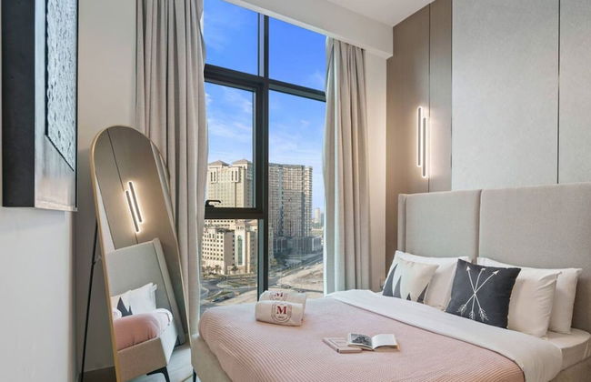 1BR Apt Near Downtown Dubai Pool Skyline Views - Photo 2