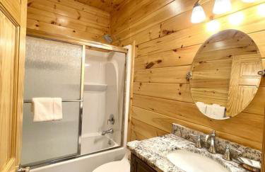 Peaceful family cabin near fishing with over 100 acres of mountain and field trails to explore! 2 Bedroom Cabin by RedAwning - Foto 18