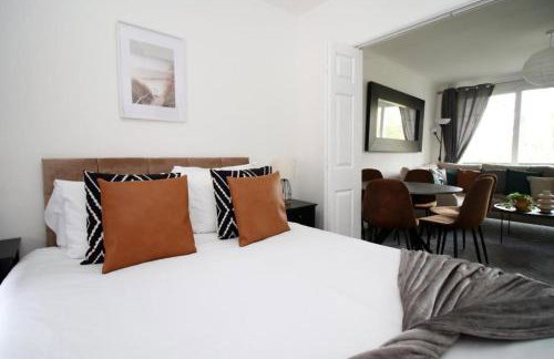 Peaceful 3 Bed Flat with Parking and Balcony by CTO Serviced Apartments - Foto 17