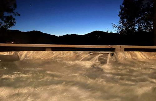 Rustic-Modern Log Cabin Getaway: Family-Friendly, Quiet Ranch, Wildlife at Your Door in Clyde, North Carolina - Foto 5