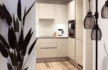 Modern 1-Bedroom Apartment near Kew Gardens with Free Parking & Workspace - Foto 15