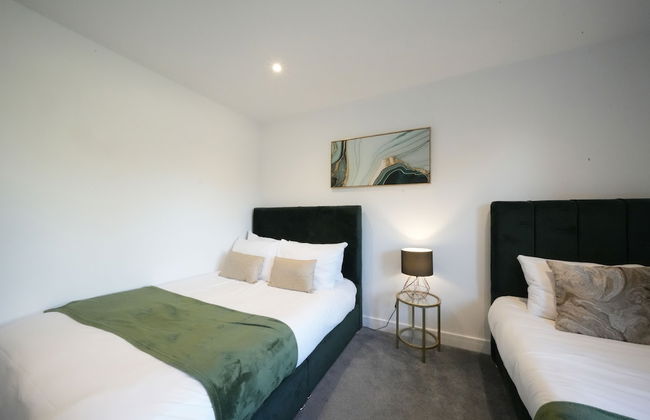 Heathrow Charge and Go - Photo 12