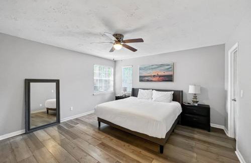 The Paramour comfy home with ground floor bedroom and fenced in yard - Foto 5